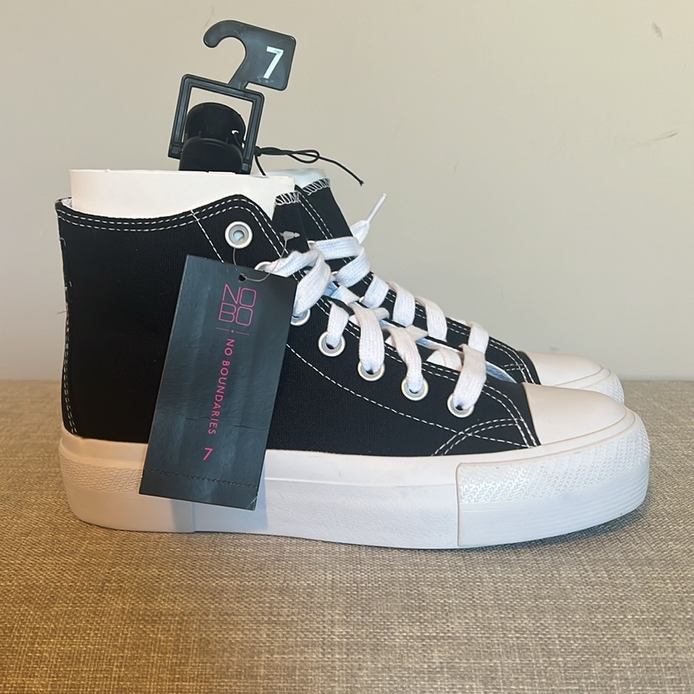 NWT No Boundaries Women's Casual Platform High-Top lace up sneakers.